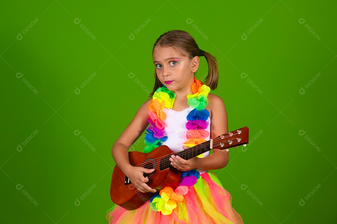 Linda joven loira usando conjunto de carnaval segurando cavaquinho sobre fundo verde isolado