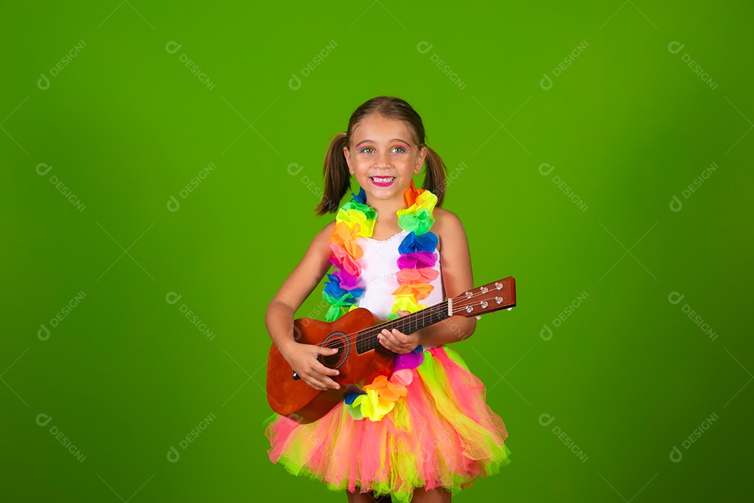 Linda joven loira usando conjunto de carnaval segurando cavaquinho sobre fundo verde isolado