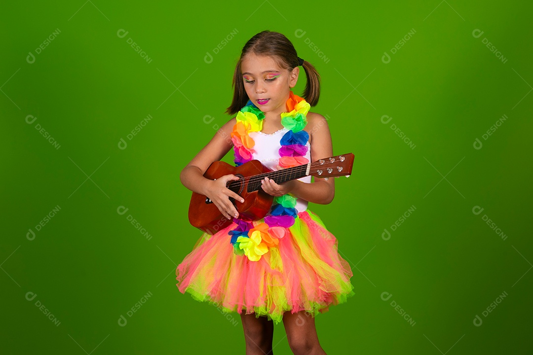Linda joven loira usando conjunto de carnaval segurando cavaquinho sobre fundo verde isolado