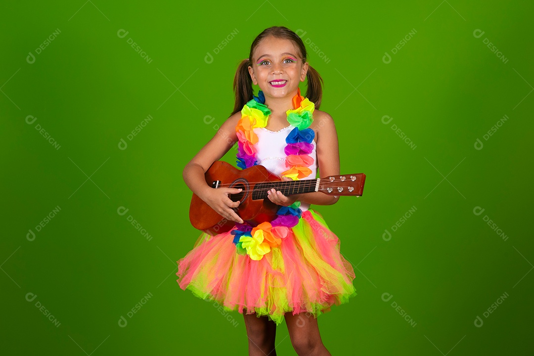 Linda joven loira usando conjunto de carnaval segurando cavaquinho sobre fundo verde isolado