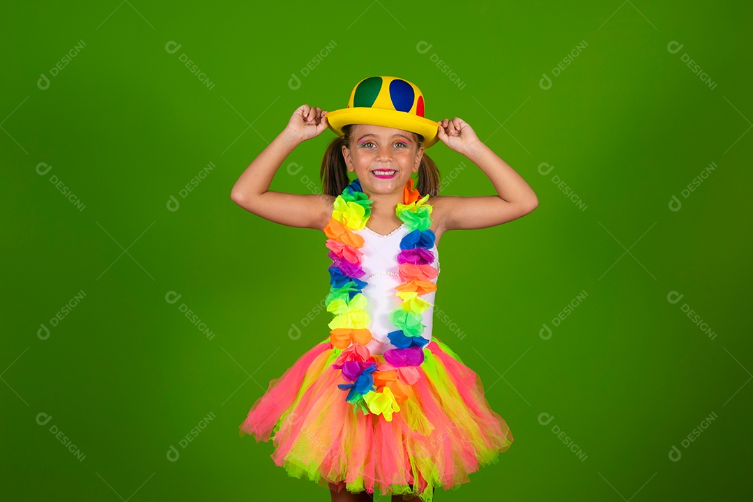 Linda joven loira usando conjunto de carnaval  sobre fundo verde isolado