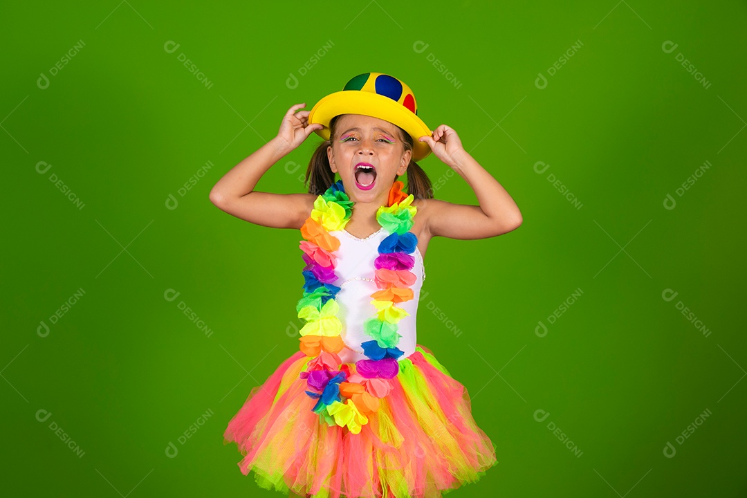 Linda joven loira usando conjunto de carnaval  sobre fundo verde isolado