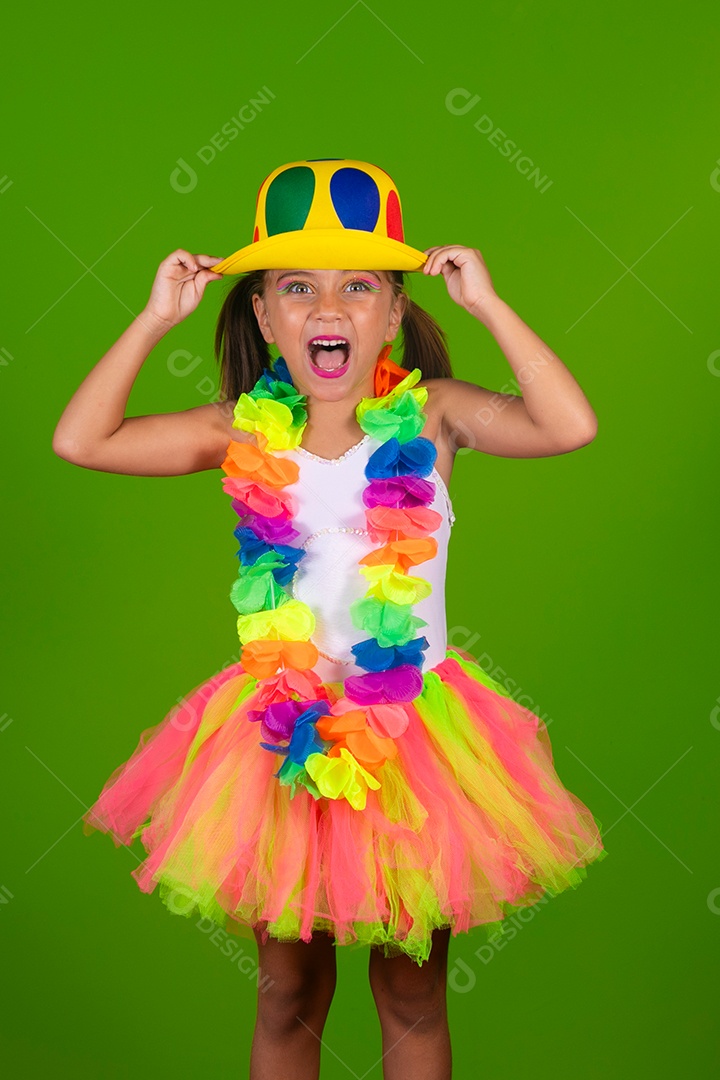 Linda joven loira usando conjunto de carnaval  sobre fundo verde isolado