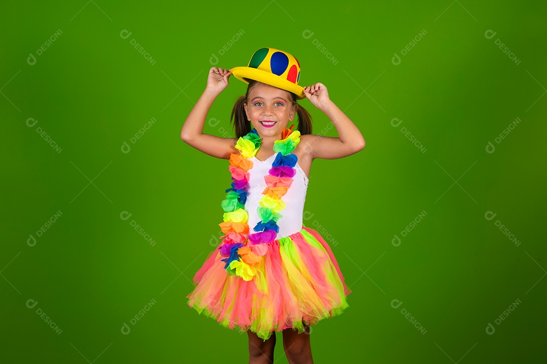 Linda joven loira usando conjunto de carnaval  sobre fundo verde isolado