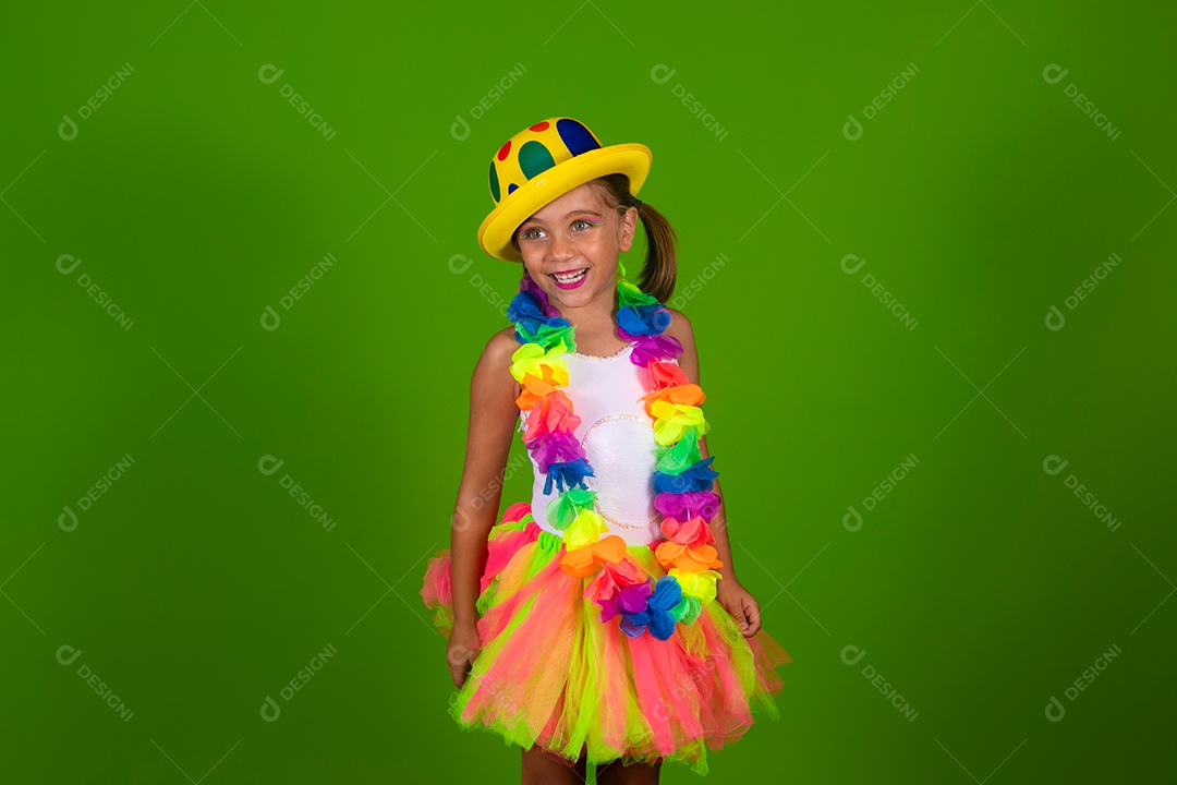 Linda joven loira usando conjunto de carnaval  sobre fundo verde isolado