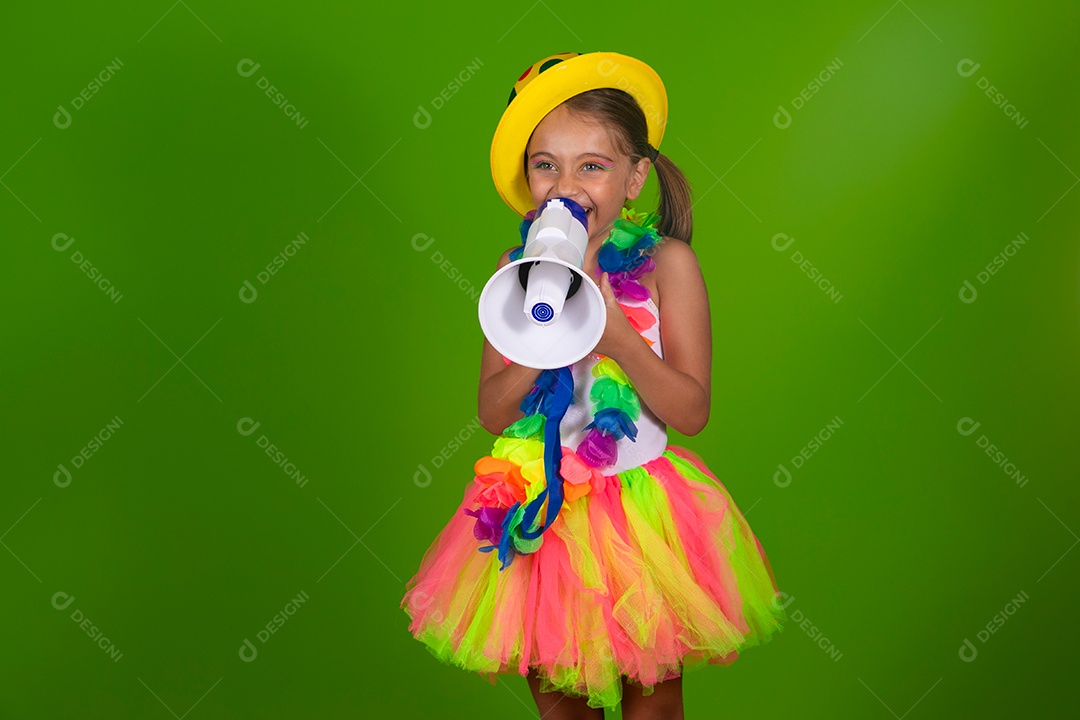 Linda joven loira usando conjunto de carnaval segurando alto falante sobre fundo verde isolado