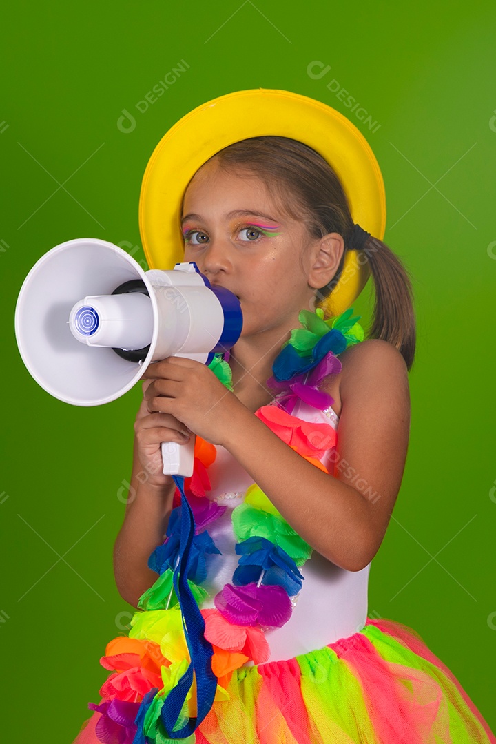 Linda joven loira usando conjunto de carnaval segurando alto falante sobre fundo verde isolado