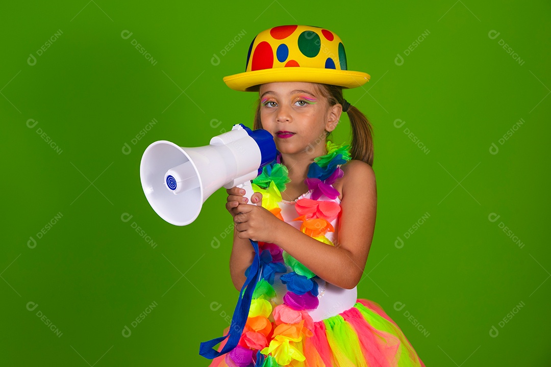 Linda joven loira usando conjunto de carnaval segurando alto falante sobre fundo verde isolado