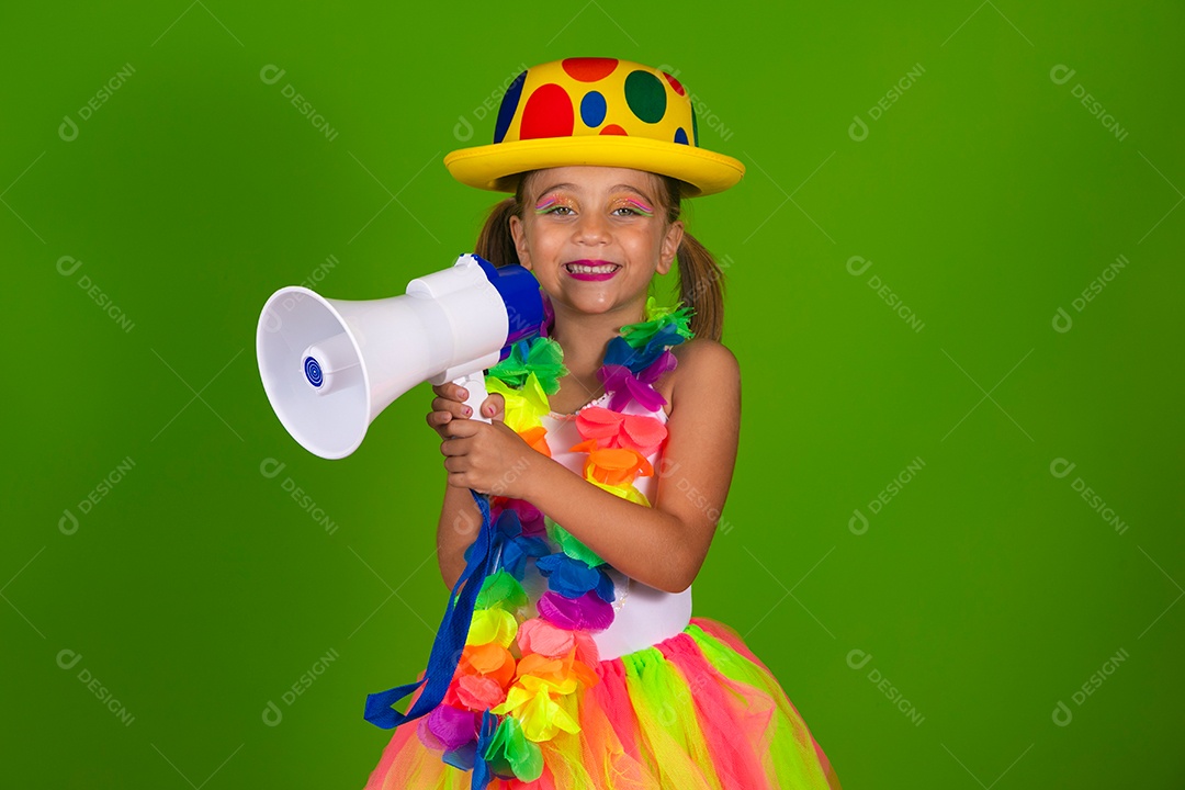 Linda joven loira usando conjunto de carnaval segurando alto falante sobre fundo verde isolado