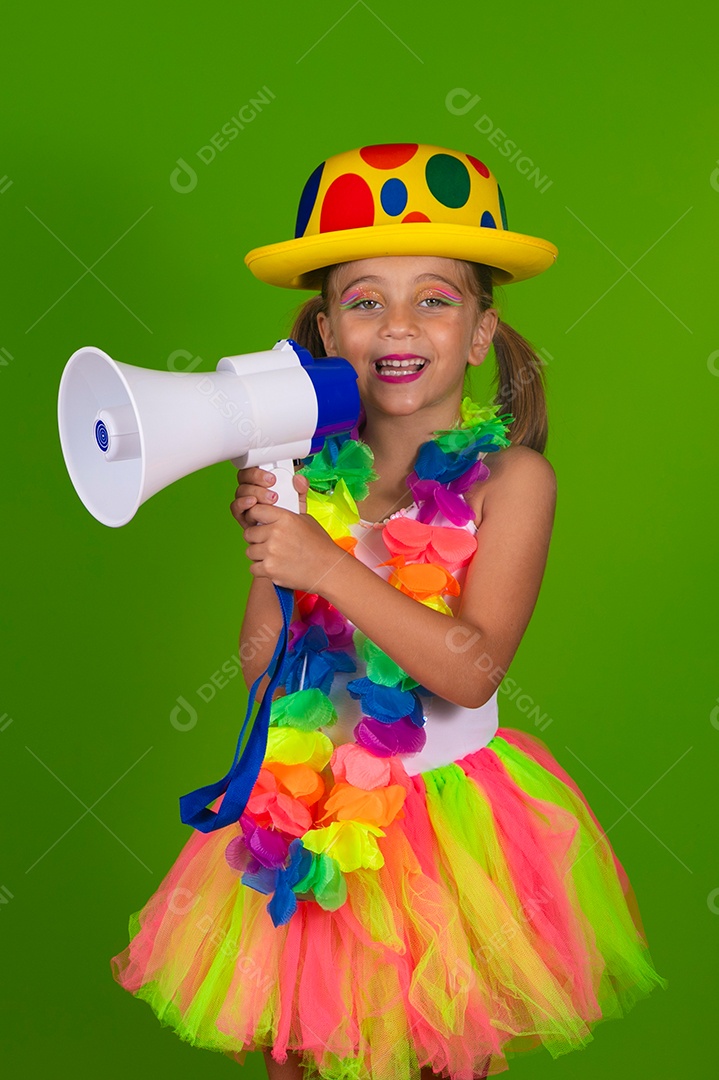 Linda joven loira usando conjunto de carnaval segurando alto falante sobre fundo verde isolado