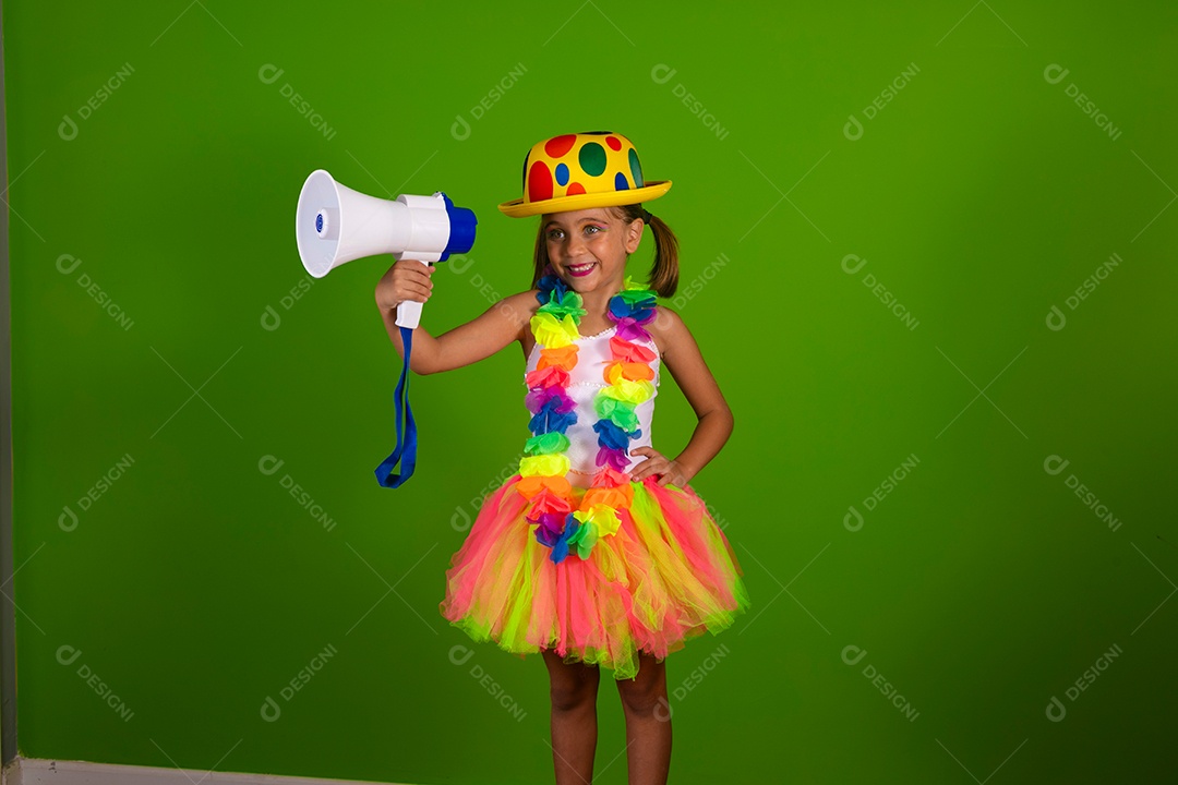 Linda joven loira usando conjunto de carnaval segurando alto falante sobre fundo verde isolado