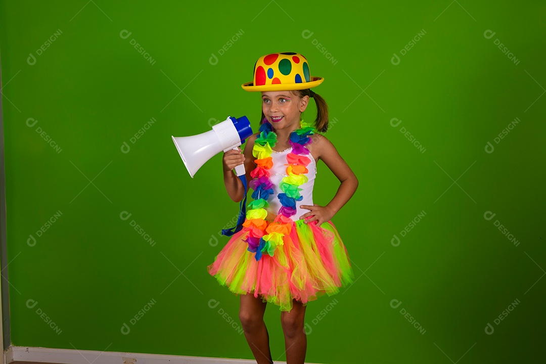 Linda joven loira usando conjunto de carnaval segurando alto falante sobre fundo verde isolado