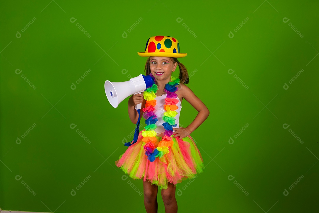 Linda joven loira usando conjunto de carnaval segurando alto falante sobre fundo verde isolado
