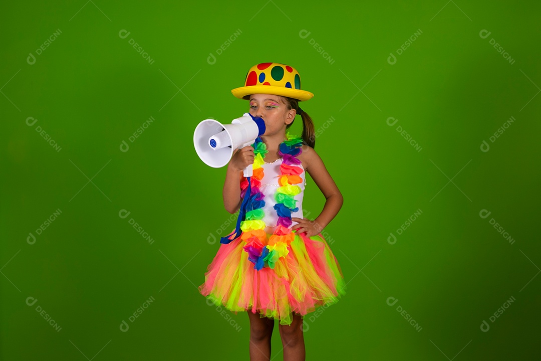 Linda joven loira usando conjunto de carnaval segurando alto falante sobre fundo verde isolado