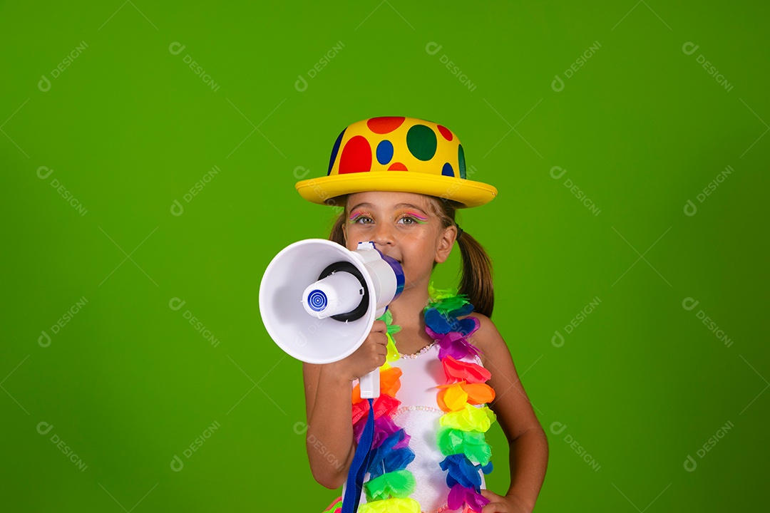 Linda joven loira usando conjunto de carnaval segurando alto falante sobre fundo verde isolado