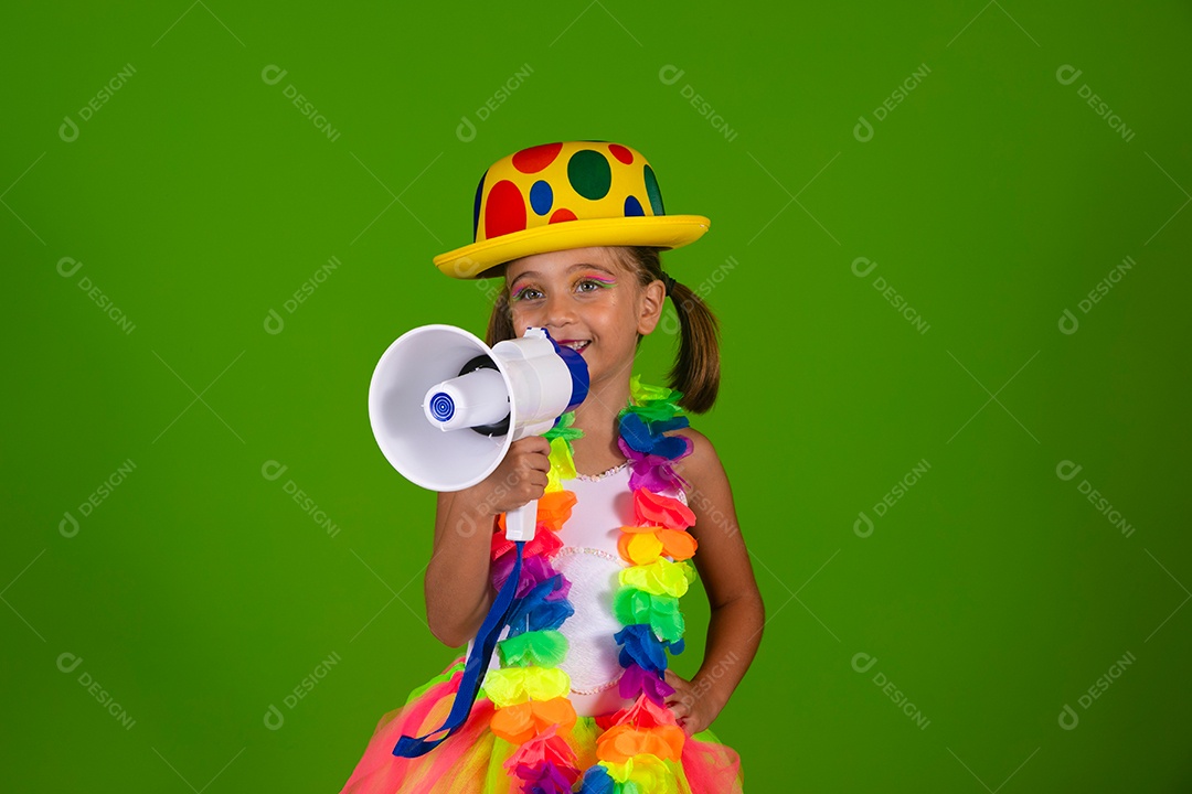 Linda joven loira usando conjunto de carnaval segurando alto falante sobre fundo verde isolado