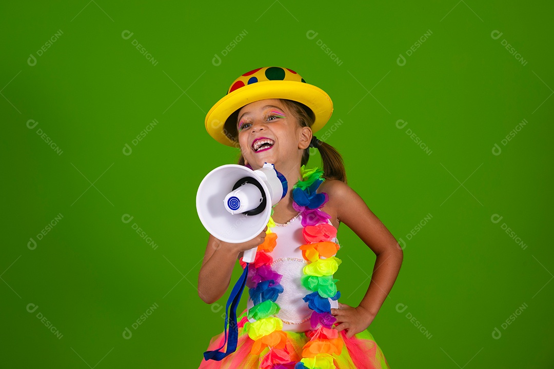 Linda joven loira usando conjunto de carnaval segurando alto falante sobre fundo verde isolado