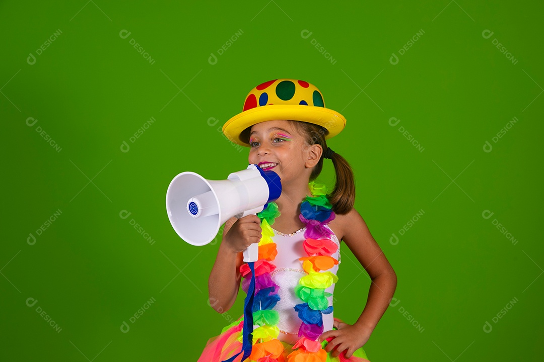 Linda joven loira usando conjunto de carnaval segurando alto falante sobre fundo verde isolado