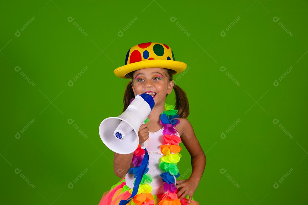 Linda joven loira usando conjunto de carnaval segurando alto falante sobre fundo verde isolado