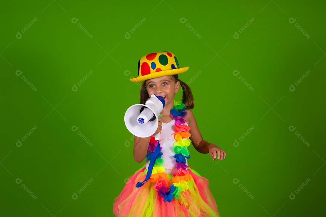 Linda joven loira usando conjunto de carnaval segurando alto falante sobre fundo verde isolado