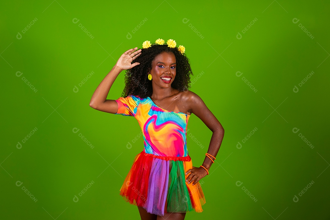 Linda morena do cabelo cacheado sorridente fantasiada sobre fundo verde isolado