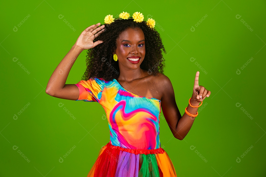 Linda morena do cabelo cacheado sorridente fantasiada sobre fundo verde isolado