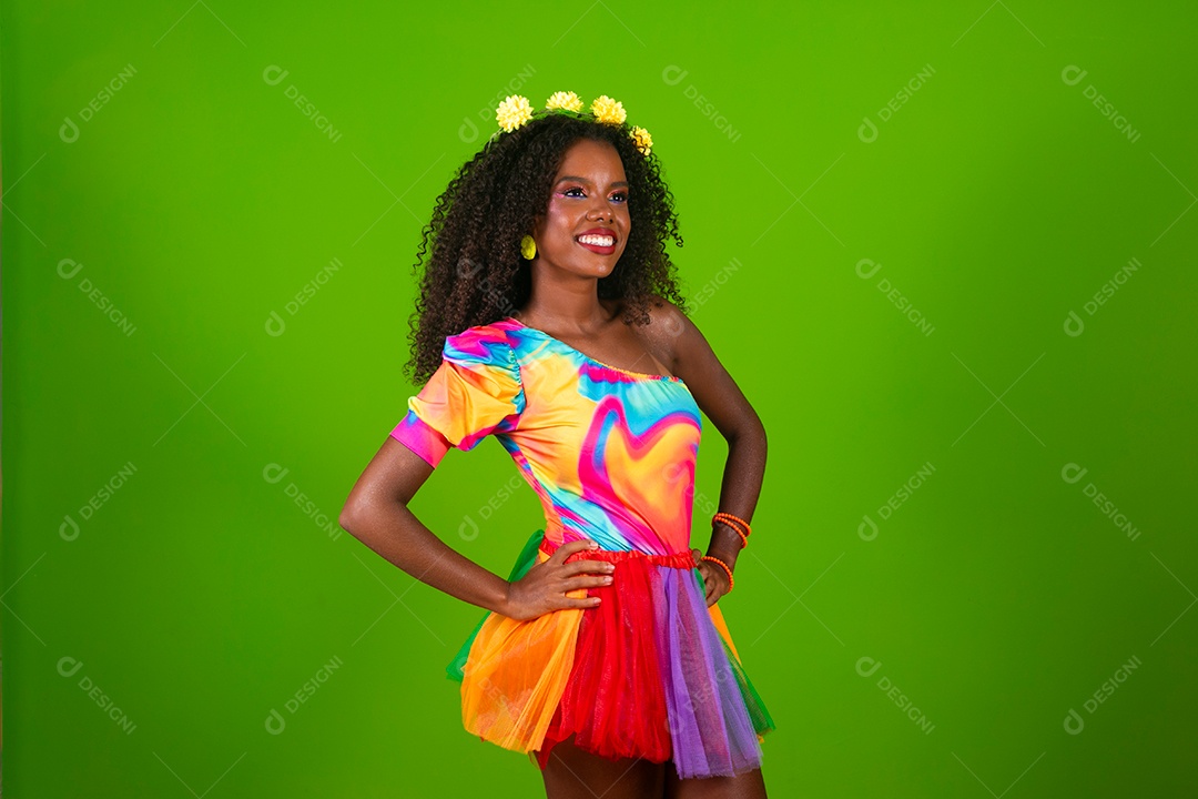 Linda morena do cabelo cacheado sorridente fantasiada sobre fundo verde isolado