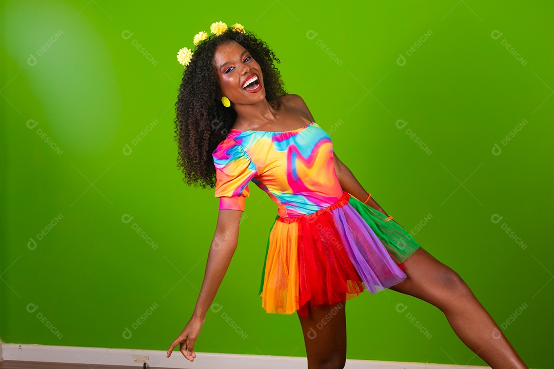 Linda morena do cabelo cacheado sorridente fantasiada sobre fundo verde isolado