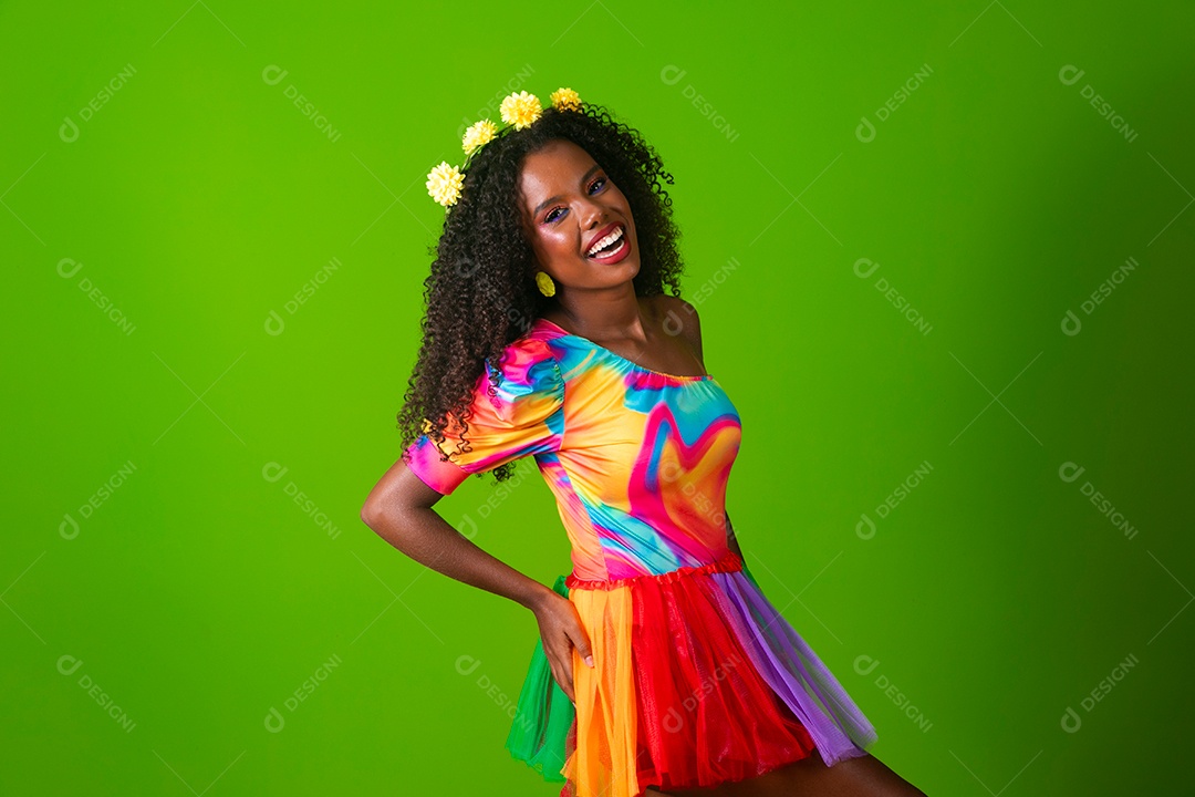Linda morena do cabelo cacheado sorridente fantasiada sobre fundo verde isolado