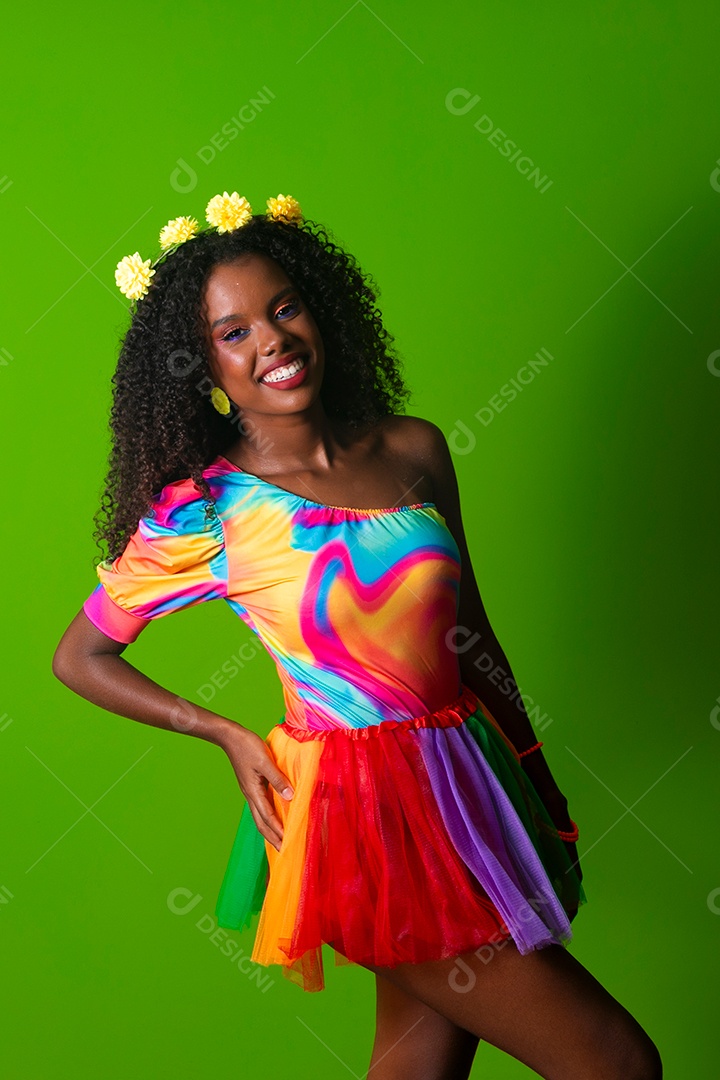 Linda morena do cabelo cacheado sorridente fantasiada sobre fundo verde isolado