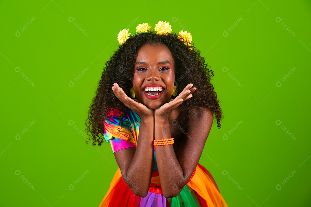 Linda morena do cabelo cacheado sorridente fantasiada sobre fundo verde isolado