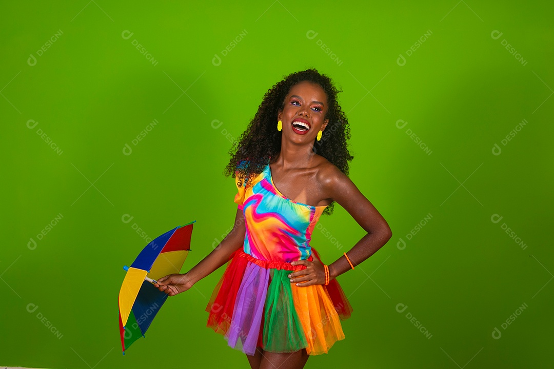 Linda morena do cabelo cacheado sorridente fantasiada segurando guarda-chuva sobre fundo verde isolado