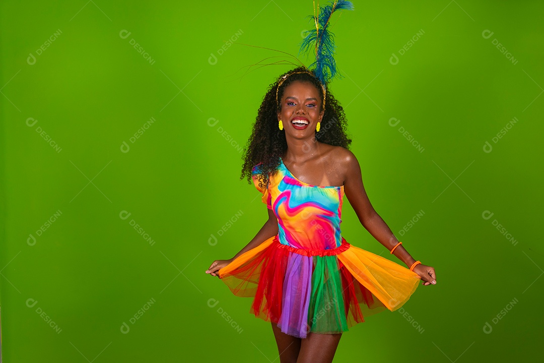 Linda morena do cabelo cacheado sorridente fantasiada sobre fundo verde isolado