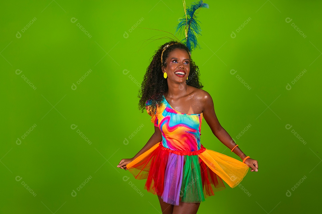 Linda morena do cabelo cacheado sorridente fantasiada sobre fundo verde isolado