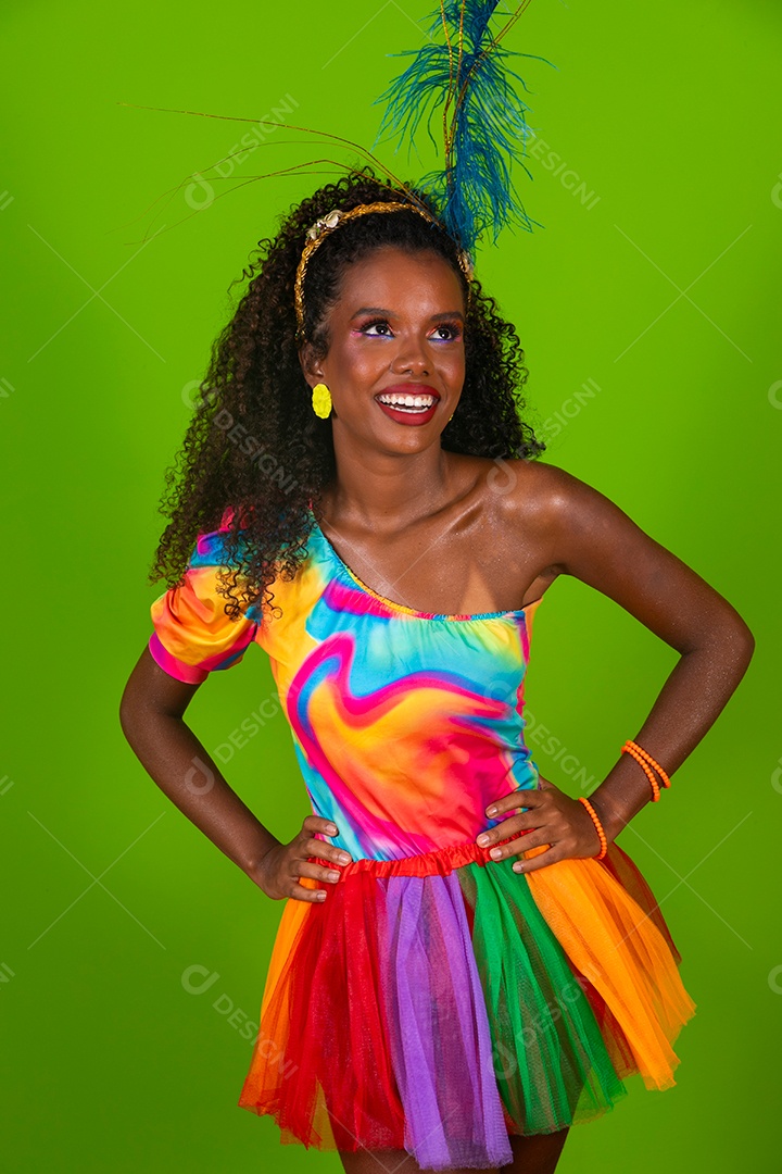 Linda morena do cabelo cacheado sorridente fantasiada sobre fundo verde isolado