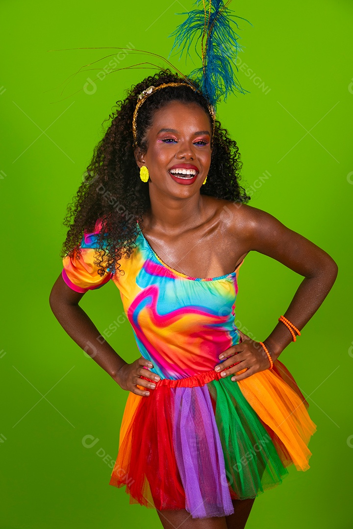 Linda morena do cabelo cacheado sorridente fantasiada sobre fundo verde isolado