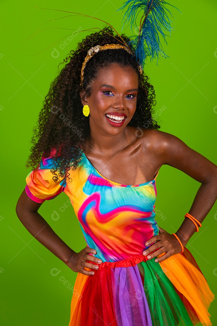 Linda morena do cabelo cacheado sorridente fantasiada sobre fundo verde isolado