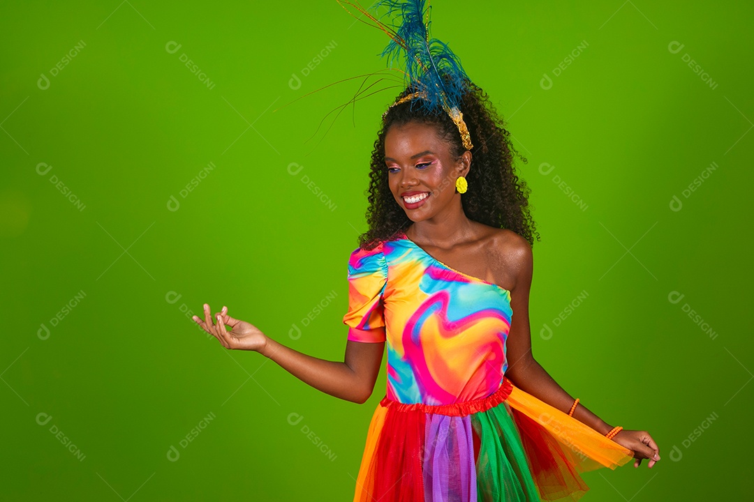 Linda morena do cabelo cacheado sorridente fantasiada sobre fundo verde isolado