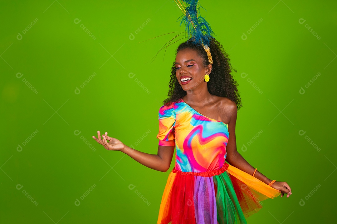 Linda morena do cabelo cacheado sorridente fantasiada sobre fundo verde isolado