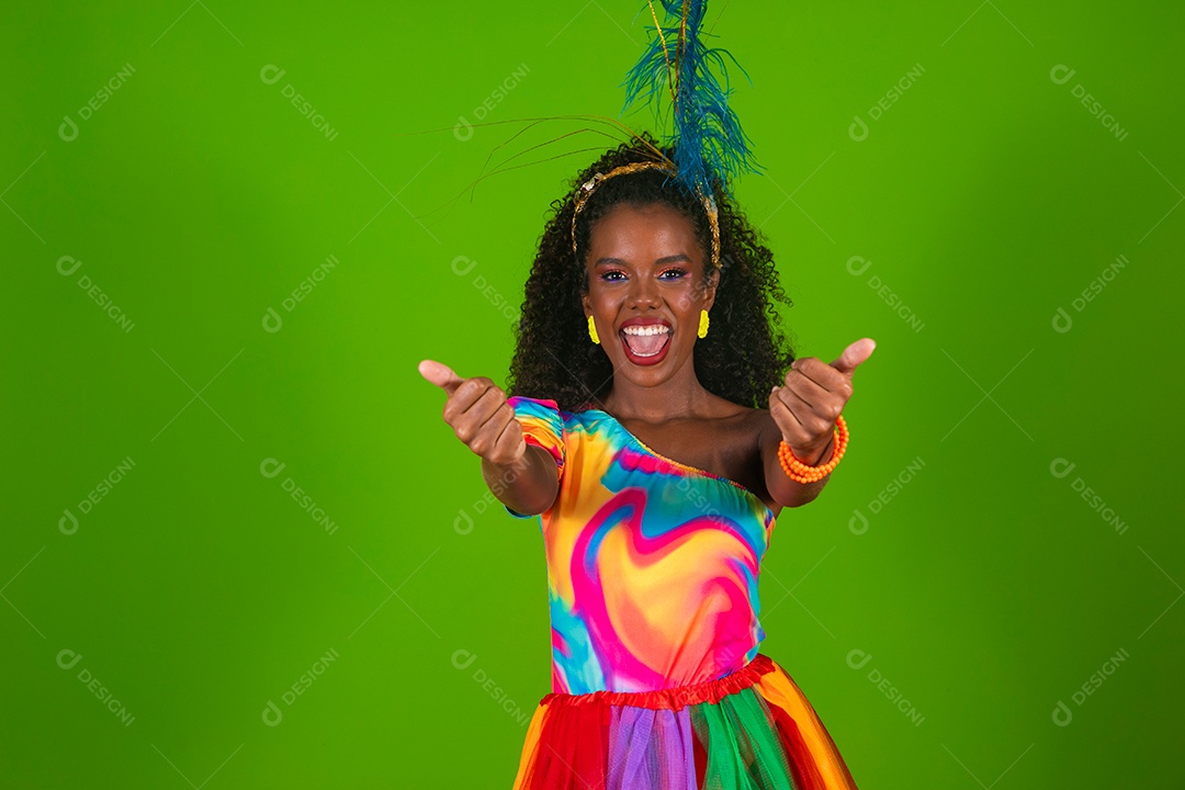 Linda morena do cabelo cacheado sorridente fantasiada sobre fundo verde isolado