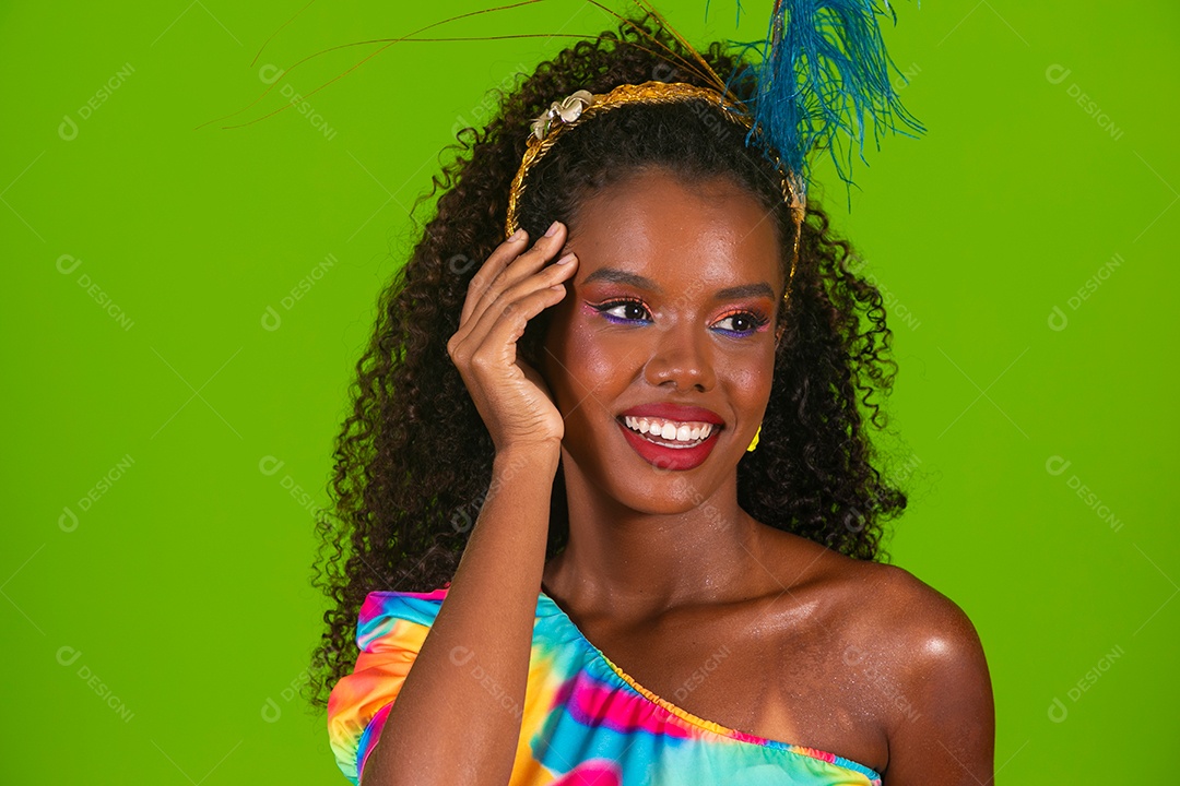 Linda morena do cabelo cacheado sorridente fantasiada sobre fundo verde isolado