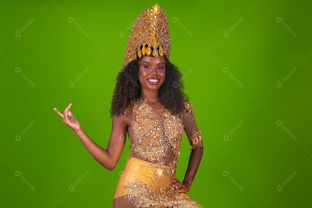 Linda morena do cabelo cacheado sorridente usando conjunto de carnaval sobre fundo verde isolado