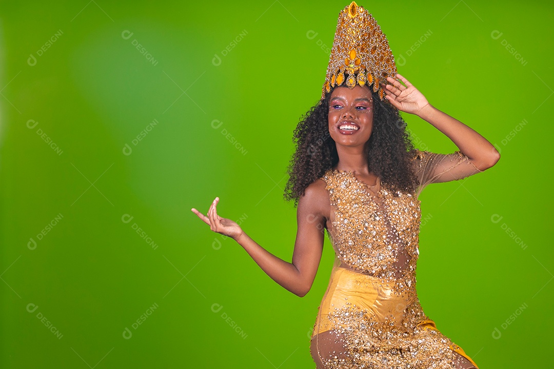 Linda morena do cabelo cacheado sorridente usando conjunto de carnaval sobre fundo verde isolado