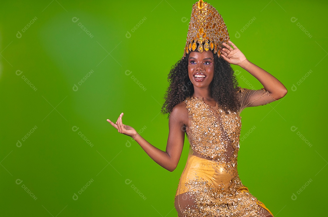 Linda morena do cabelo cacheado sorridente usando conjunto de carnaval sobre fundo verde isolado