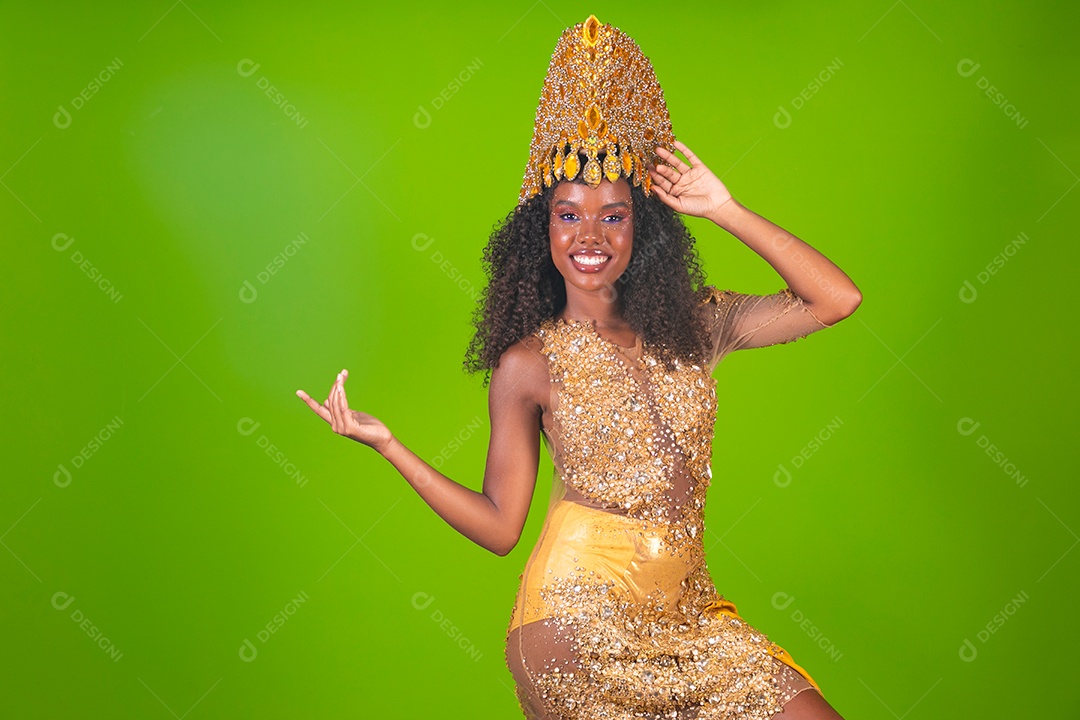 Linda morena do cabelo cacheado sorridente usando conjunto de carnaval sobre fundo verde isolado