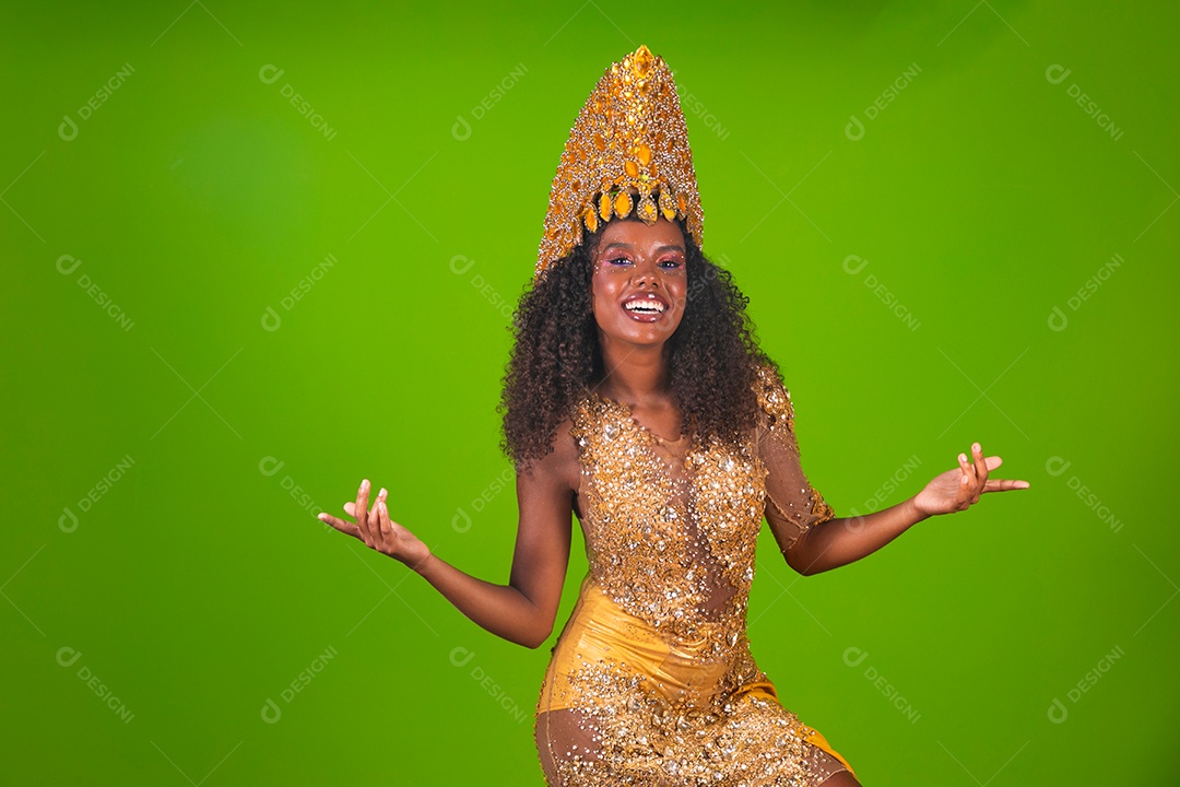 Linda morena do cabelo cacheado sorridente usando conjunto de carnaval sobre fundo verde isolado