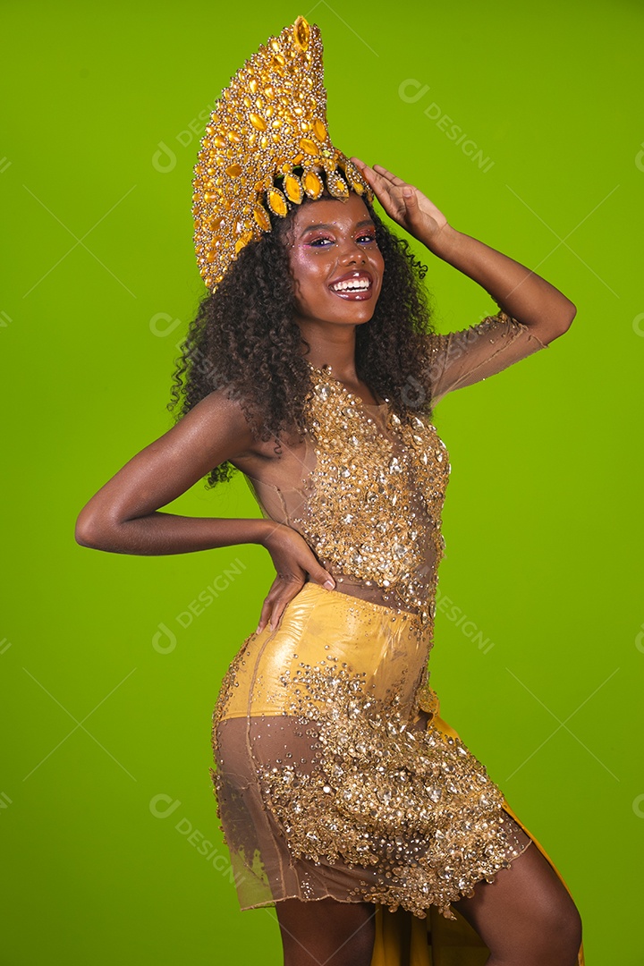Linda morena do cabelo cacheado sorridente usando conjunto de carnaval sobre fundo verde isolado