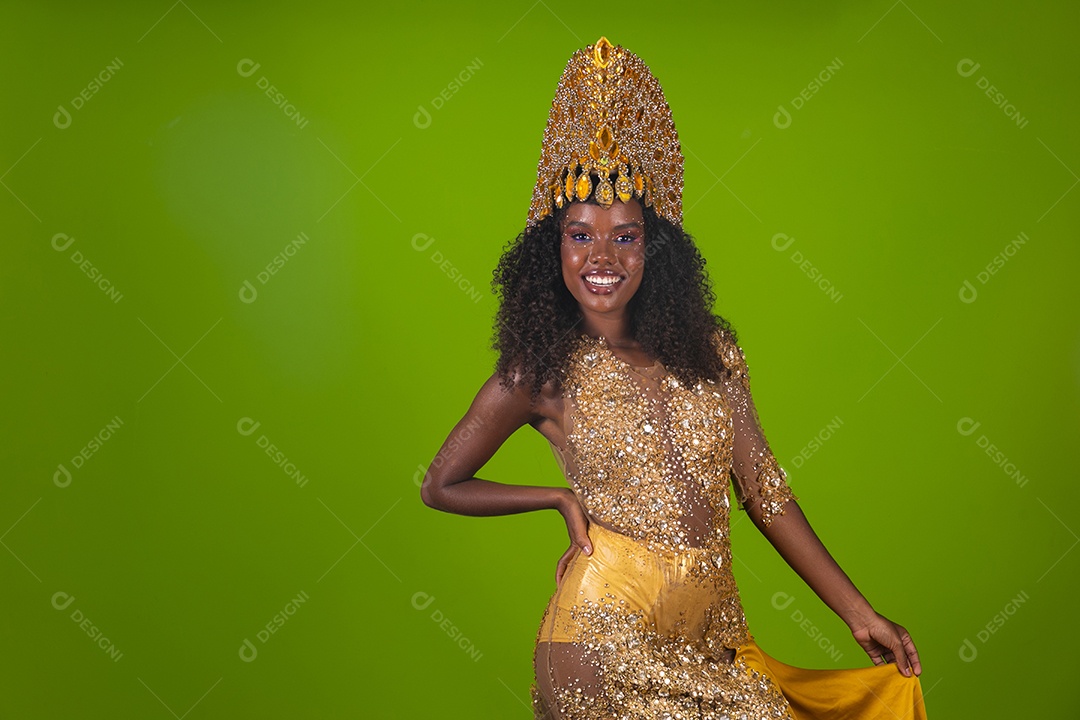 Linda morena do cabelo cacheado sorridente usando conjunto de carnaval sobre fundo verde isolado