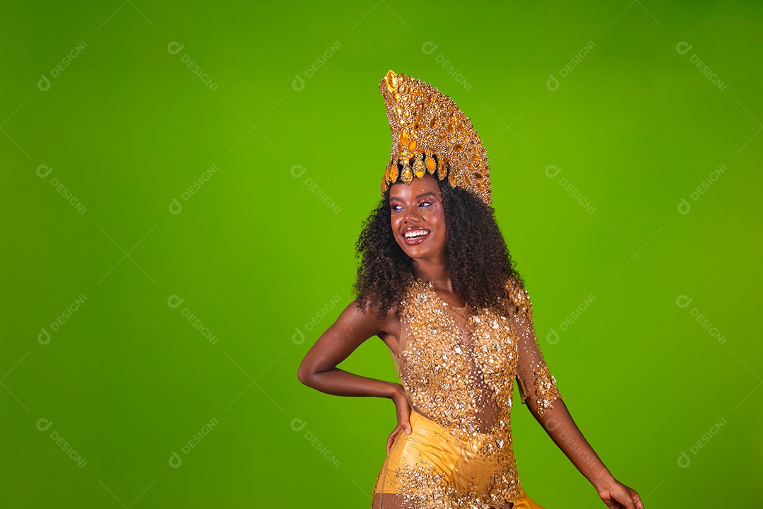Linda morena do cabelo cacheado sorridente usando conjunto de carnaval sobre fundo verde isolado
