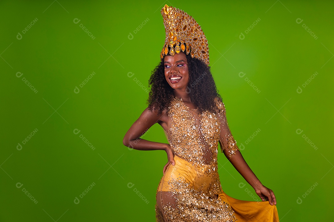 Linda morena do cabelo cacheado sorridente usando conjunto de carnaval sobre fundo verde isolado
